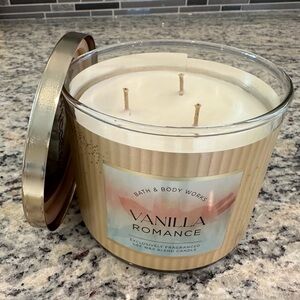 Bath & Body Works: 14.5 Oz 3-Wick Candle: Vanilla Romance